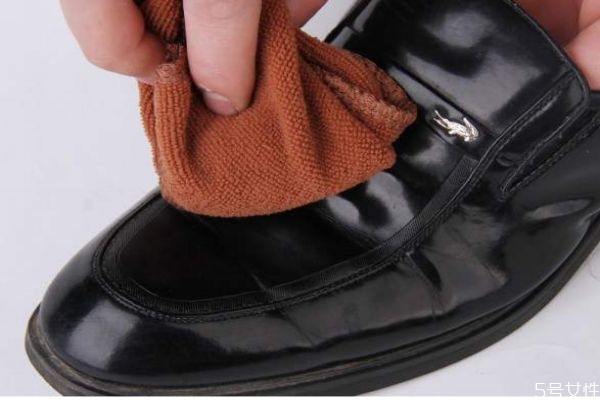 皮鞋有什么缺點(diǎn)嗎 皮鞋可以水洗嗎
