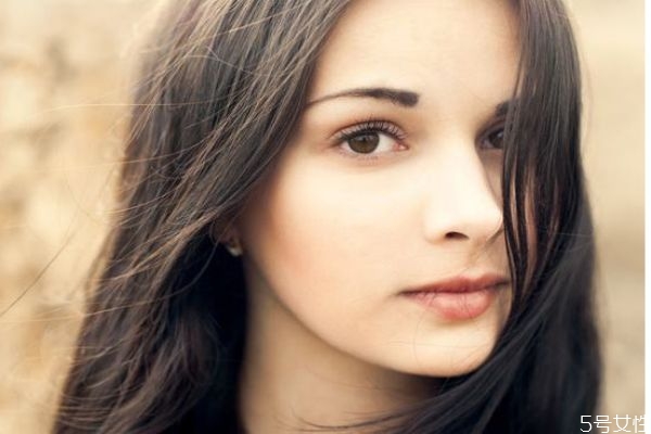 為什么秋季頭發(fā)會(huì)比較干燥呢 秋季怎么護(hù)發(fā)呢 為什么秋季頭發(fā)會(huì)比較干燥呢 秋季怎么護(hù)發(fā)呢