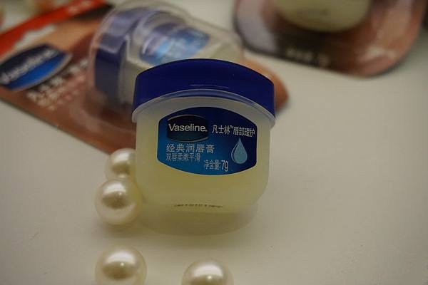 凡士林潤唇和晶凍的區(qū)別在哪里 凡士林和晶凍哪個功效好 凡士林潤唇和晶凍的區(qū)別在哪里 凡士林和晶凍哪個功效好