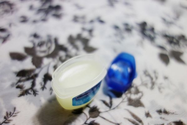 凡士林潤唇和晶凍的區(qū)別在哪里 凡士林和晶凍哪個功效好 凡士林潤唇和晶凍的區(qū)別在哪里 凡士林和晶凍哪個功效好