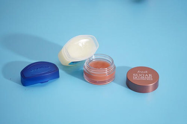 凡士林潤唇和晶凍的區(qū)別在哪里 凡士林和晶凍哪個功效好 凡士林潤唇和晶凍的區(qū)別在哪里 凡士林和晶凍哪個功效好