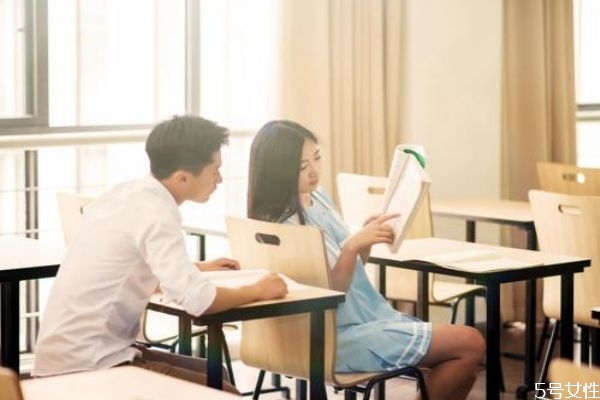 好朋友變成戀人尷尬嗎 好朋友成為戀人征兆 好朋友變成戀人尷尬嗎 好朋友成為戀人征兆