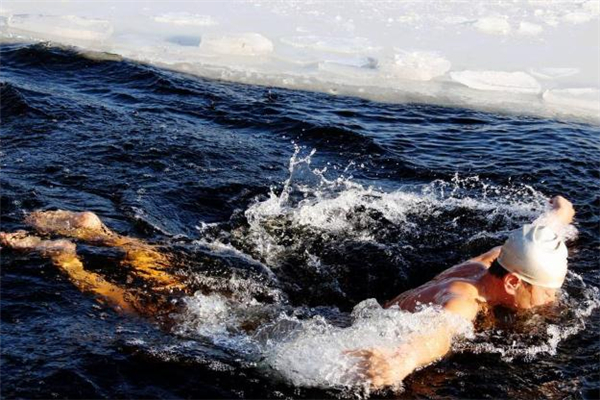冬泳什么時間段最好 冬泳禁忌人群 冬泳什么時間段最好 冬泳禁忌人群