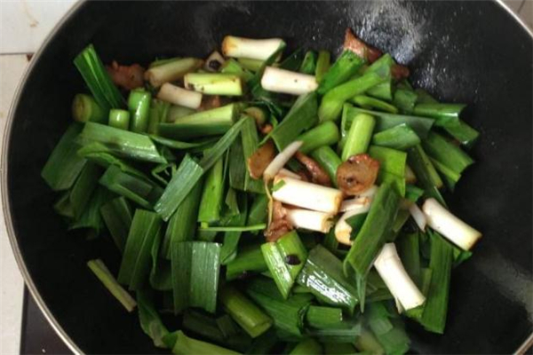 產(chǎn)婦能吃蒜苗嗎 坐月子可以吃蒜苗嗎 產(chǎn)婦能吃蒜苗嗎 坐月子可以吃蒜苗嗎