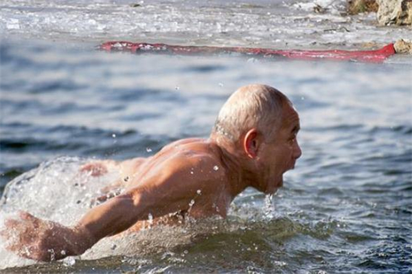 冬泳可以提高性功能嗎 冬泳對前列腺好不好 冬泳可以提高性功能嗎 冬泳對前列腺好不好