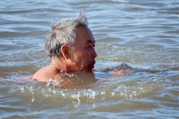 冬泳可以提高性功能嗎 冬泳對前列腺好不好 冬泳可以提高性功能嗎 冬泳對前列腺好不好