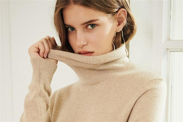 羊絨衫掛起來(lái)好還是疊起來(lái)好 羊絨衫掛著變形了怎么辦 羊絨衫掛起來(lái)好還是疊起來(lái)好 羊絨衫掛著變形了怎么辦