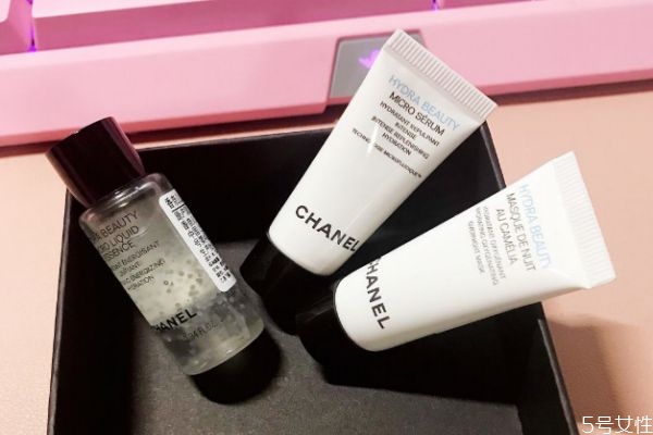 香奈兒山茶花潤澤微精華應(yīng)該怎么使用呢 香奈兒山茶花潤澤微精華應(yīng)該怎么使用呢