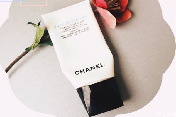 香奈兒山茶花潤澤微精華應(yīng)該怎么使用呢 香奈兒山茶花潤澤微精華應(yīng)該怎么使用呢