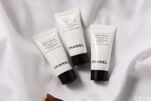 香奈兒山茶花潤澤微精華應(yīng)該怎么使用呢 香奈兒山茶花潤澤微精華應(yīng)該怎么使用呢