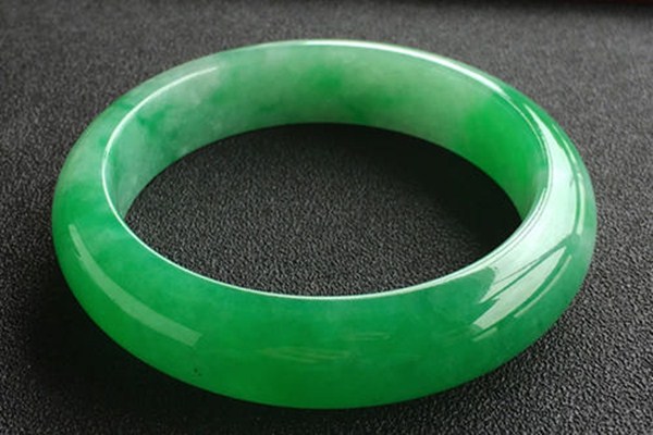 翡翠的顏色是越深越好嗎 為什么翡翠會(huì)掉價(jià) 翡翠的顏色是越深越好嗎 為什么翡翠會(huì)掉價(jià)