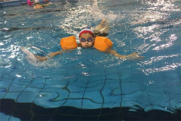 蛙泳蹬腿時是閉氣嗎 蛙泳蹬腿多久能學會 蛙泳蹬腿時是閉氣嗎 蛙泳蹬腿多久能學會