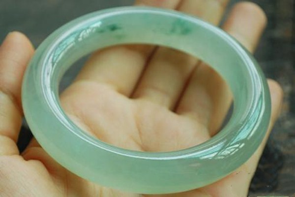 冰種翡翠怎么選 佩戴冰種翡翠的注意事項 冰種翡翠怎么選 佩戴冰種翡翠的注意事項