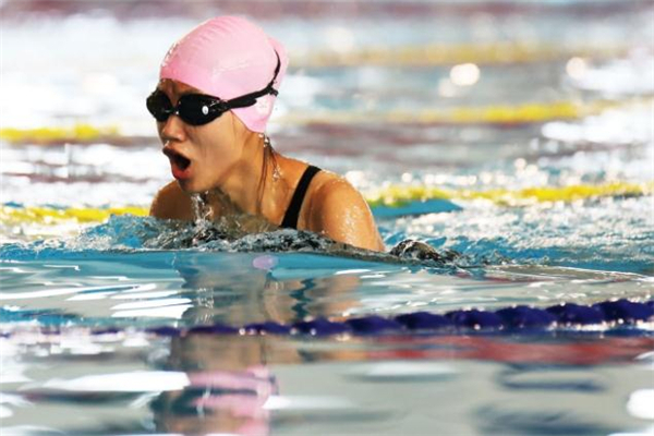 蛙泳一小時(shí)消耗多少卡路里 蛙泳一小時(shí)消耗的熱量 蛙泳一小時(shí)消耗多少卡路里 蛙泳一小時(shí)消耗的熱量