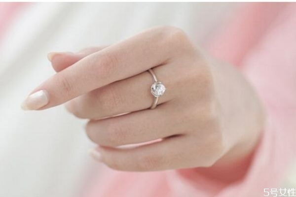 婚戒應(yīng)該戴哪只手上 婚戒是戴左手還是右手 婚戒應(yīng)該戴哪只手上 婚戒是戴左手還是右手