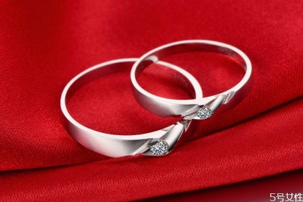 婚戒應(yīng)該戴哪只手上 婚戒是戴左手還是右手 婚戒應(yīng)該戴哪只手上 婚戒是戴左手還是右手