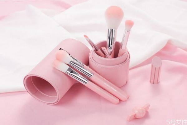 孕媽可以化妝嗎 化妝品對寶寶有傷害嗎 孕媽可以化妝嗎 化妝品對寶寶有傷害嗎