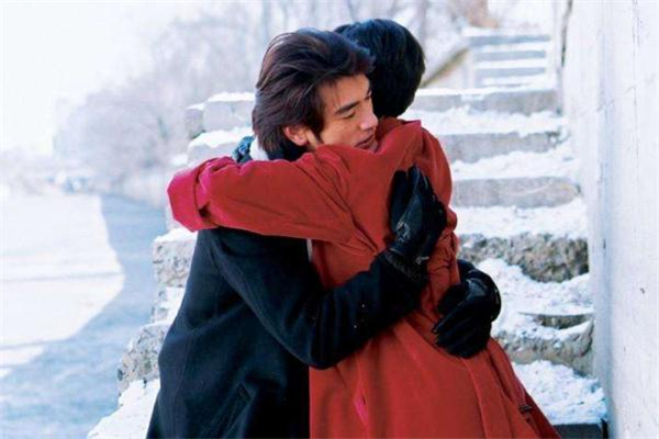 被追求時(shí)該不該收禮物 追求者送的禮物該不該收 被追求時(shí)該不該收禮物 追求者送的禮物該不該收