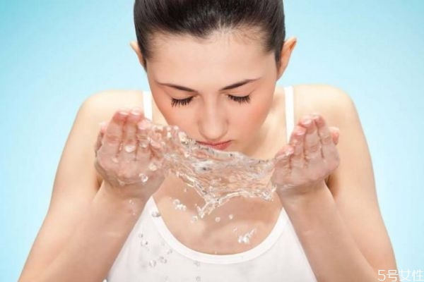 秋季應(yīng)該怎么洗臉呢 秋季應(yīng)不應(yīng)該用冷水洗臉呢 秋季應(yīng)該怎么洗臉呢 秋季應(yīng)不應(yīng)該用冷水洗臉呢