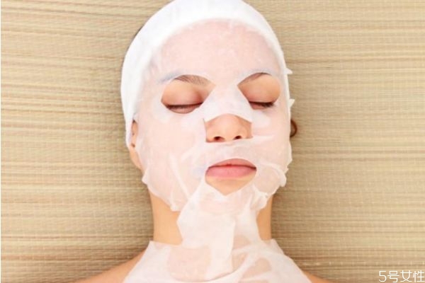 面膜白天用還是晚上用 白天敷面膜的最佳時(shí)間 面膜白天用還是晚上用 白天敷面膜的最佳時(shí)間