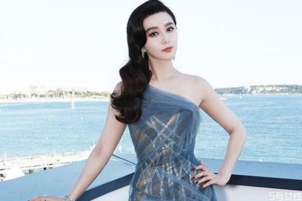 黑色頭發(fā)顯老還是顯小 哪些人不適合黑色頭發(fā) 黑色頭發(fā)顯老還是顯小 哪些人不適合黑色頭發(fā)