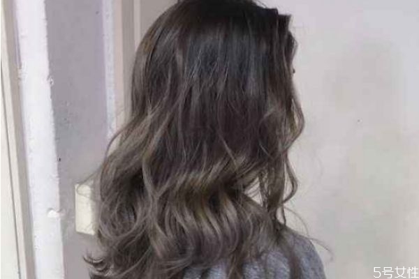 什么人適合染冷棕色 冷棕色和暖棕色的區(qū)別 什么人適合染冷棕色 冷棕色和暖棕色的區(qū)別