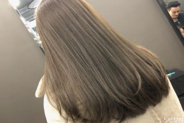 染發(fā)什么顏色能遮住白發(fā) 蓋白發(fā)一步到位的方法 染發(fā)什么顏色能遮住白發(fā) 蓋白發(fā)一步到位的方法