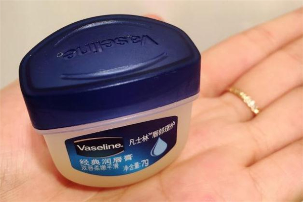 凡士林唇膏好用嗎 凡士林唇膏怎么涂 凡士林唇膏好用嗎 凡士林唇膏怎么涂