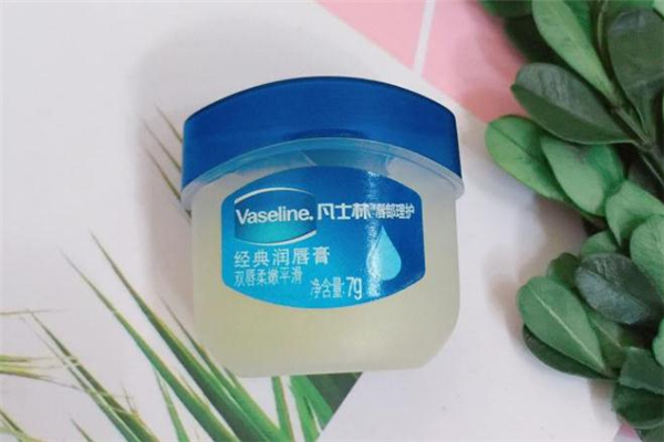 凡士林唇膏好用嗎 凡士林唇膏怎么涂 凡士林唇膏好用嗎 凡士林唇膏怎么涂