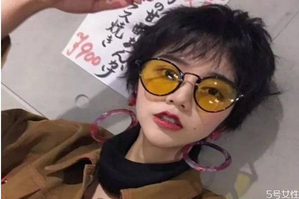 染頭發(fā)會(huì)影響穿衣嗎 多久染一次頭發(fā)最合適 染頭發(fā)會(huì)影響穿衣嗎 多久染一次頭發(fā)最合適