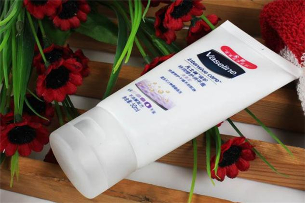 凡士林護手霜怎么樣 凡士林護手霜粉色和白色哪個好用 凡士林護手霜怎么樣 凡士林護手霜粉色和白色哪個好用