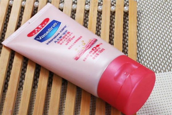 凡士林護手霜怎么樣 凡士林護手霜粉色和白色哪個好用 凡士林護手霜怎么樣 凡士林護手霜粉色和白色哪個好用