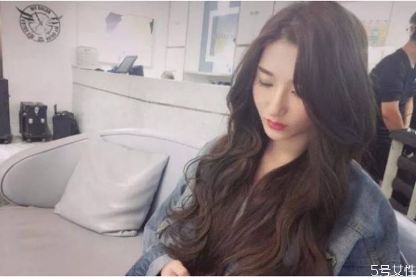 頭發(fā)染什么色顯白 哪款發(fā)色最顯白 頭發(fā)染什么色顯白 哪款發(fā)色最顯白