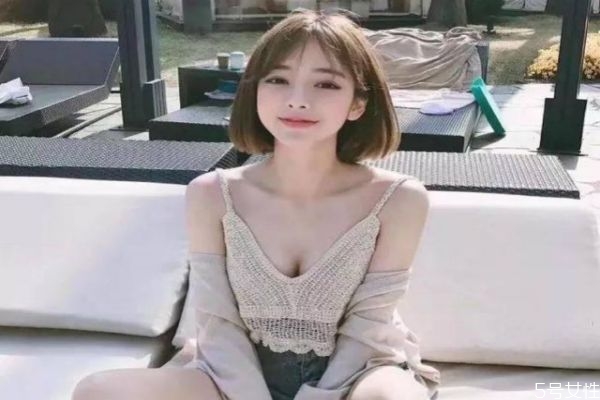 皮膚黃的女生染什么顏色頭發(fā)好看 染發(fā)怎么挑色 皮膚黃的女生染什么顏色頭發(fā)好看 染發(fā)怎么挑色