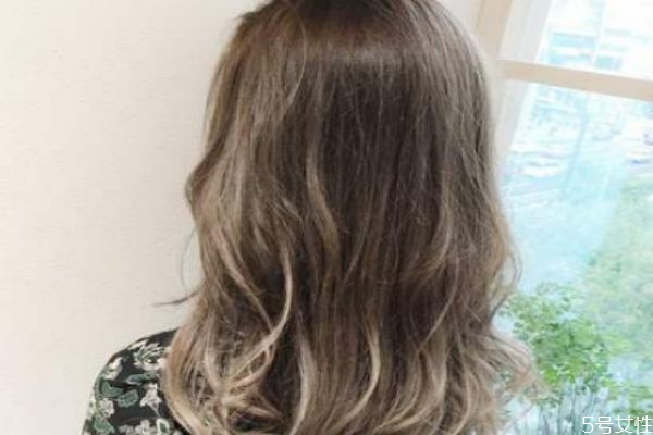 染發(fā)什么顏色能遮住白發(fā) 蓋白發(fā)一步到位的方法 染發(fā)什么顏色能遮住白發(fā) 蓋白發(fā)一步到位的方法