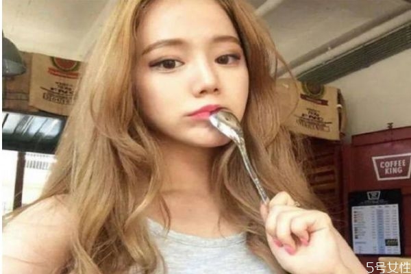 女生染什么顏色頭發(fā)好看 今年女生流行染什么顏色的頭發(fā) 女生染什么顏色頭發(fā)好看 今年女生流行染什么顏色的頭發(fā)