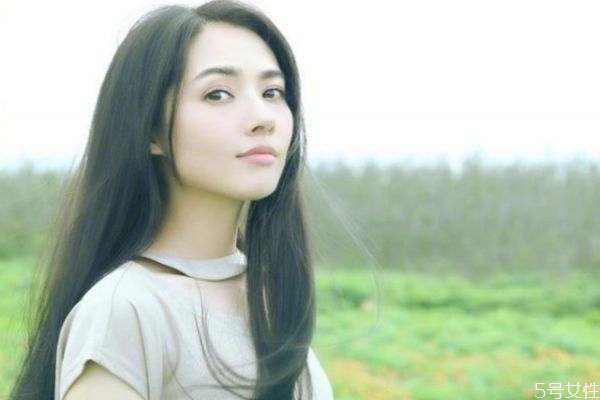 黑色頭發(fā)顯老還是顯小 哪些人不適合黑色頭發(fā) 黑色頭發(fā)顯老還是顯小 哪些人不適合黑色頭發(fā)