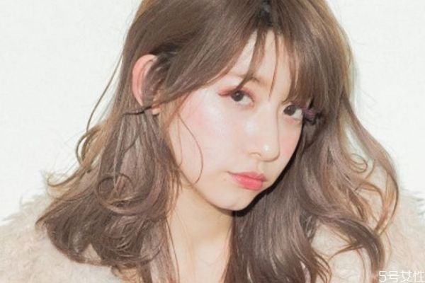 奶茶色怎么調(diào)配 奶茶色染膏怎么染 奶茶色怎么調(diào)配 奶茶色染膏怎么染