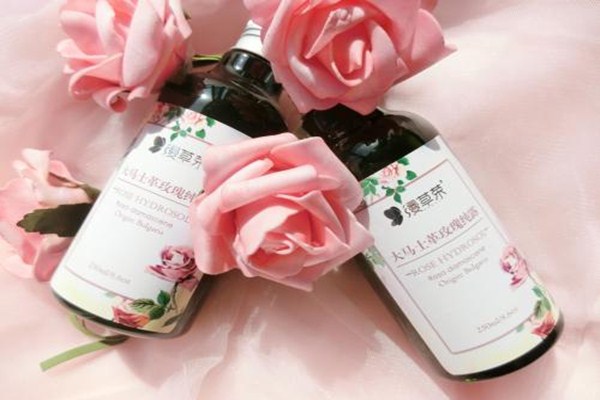 玫瑰純露是什么 玫瑰純露適合什么皮膚 玫瑰純露是什么 玫瑰純露適合什么皮膚