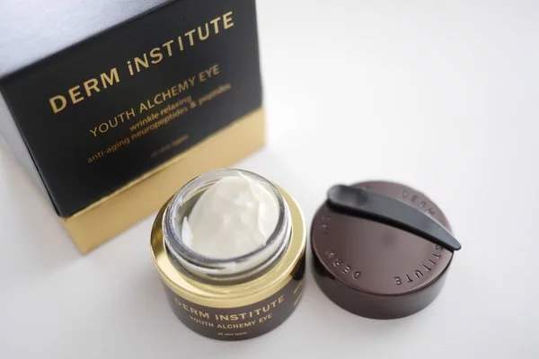 眼霜和眼部精華有什么區(qū)別 眼霜是眼部精華嗎 眼霜和眼部精華有什么區(qū)別 眼霜是眼部精華嗎