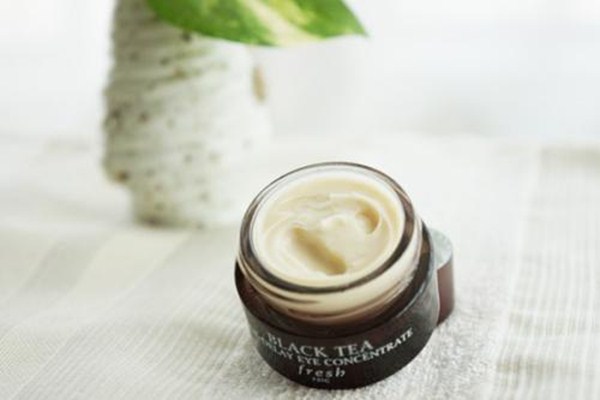 眼霜和眼部精華有什么區(qū)別 眼霜是眼部精華嗎 眼霜和眼部精華有什么區(qū)別 眼霜是眼部精華嗎