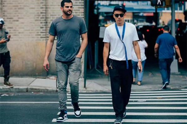 男生白t恤怎么搭配不顯黑 男生白t恤搭配圖片 男生白t恤怎么搭配不顯黑 男生白t恤搭配圖片