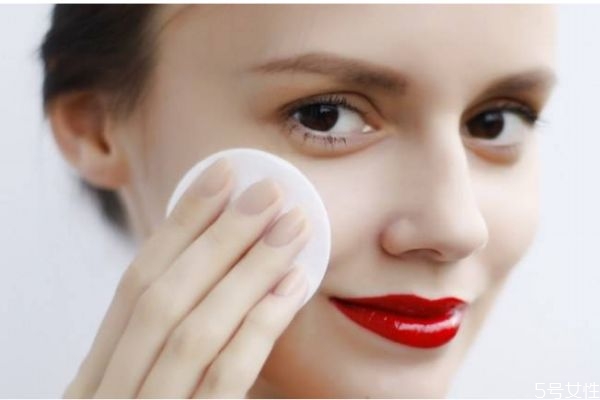 一般卸妝水可以卸全臉嗎 臉部卸妝有什么注意的呢 一般卸妝水可以卸全臉嗎 臉部卸妝有什么注意的呢