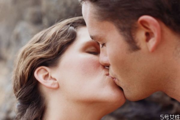 男生接吻為什么不閉眼 男生接吻不閉眼說明什么 男生接吻為什么不閉眼 男生接吻不閉眼說明什么