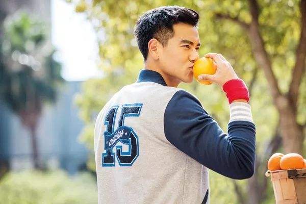 冬季男生棒球服怎么搭配 矮胖男生冬季怎么搭配 冬季男生棒球服怎么搭配 矮胖男生冬季怎么搭配