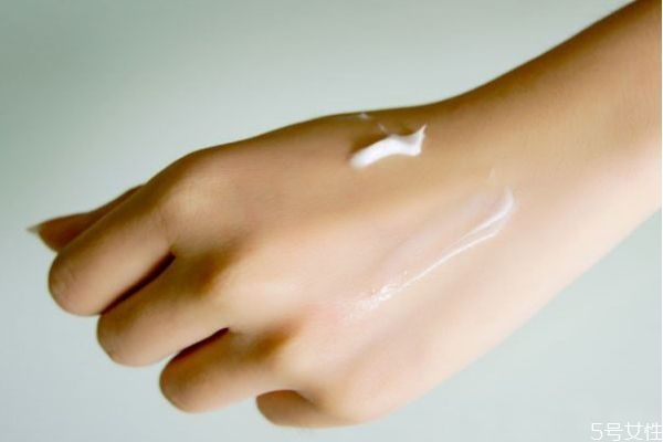 牛奶可以泡手嗎 牛奶泡手有什么好處嗎 牛奶可以泡手嗎 牛奶泡手有什么好處嗎