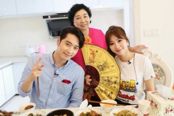 第一次見女朋友父母怎么聊天 初次見女方父母聊什么 第一次見女朋友父母怎么聊天 初次見女方父母聊什么