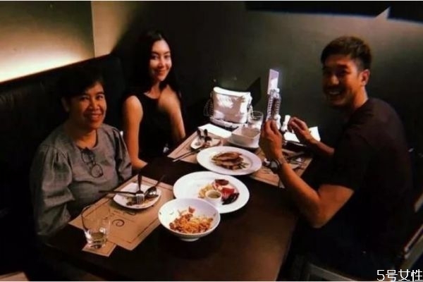 第一次見女朋友父母怎么聊天 初次見女方父母聊什么 第一次見女朋友父母怎么聊天 初次見女方父母聊什么