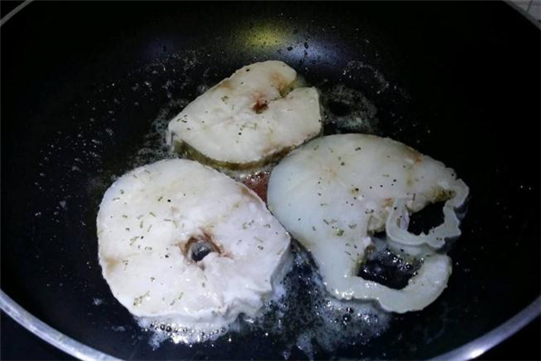 煎鱈魚配什么醬汁好吃 香煎鱈魚的醬汁怎么調(diào) 煎鱈魚配什么醬汁好吃 香煎鱈魚的醬汁怎么調(diào)