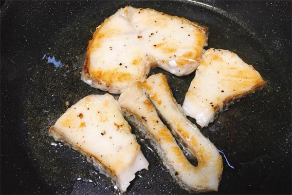 鱈魚(yú)和三文魚(yú)哪個(gè)好 鱈魚(yú)和三文魚(yú)哪個(gè)貴 鱈魚(yú)和三文魚(yú)哪個(gè)好 鱈魚(yú)和三文魚(yú)哪個(gè)貴